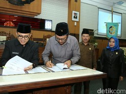 Bupati dan DPRD Banyuwangi Tanda Tangani Nota Kesepakatan P-APBD 2019