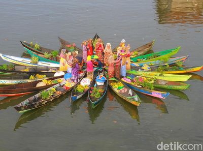 Kerennya Atraksi Jukung di Pasar Terapung Martapura