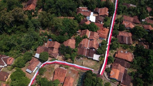 Wow, Bendera Merah Putih Sepanjang 350 Meter Mejeng di Jateng