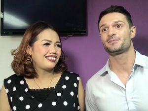 Cie! Mpok Ely Sugigi Gandeng Bule Ganteng Nih Cie! Mpok Ely Sugigi Gandeng Bule Ganteng Nih