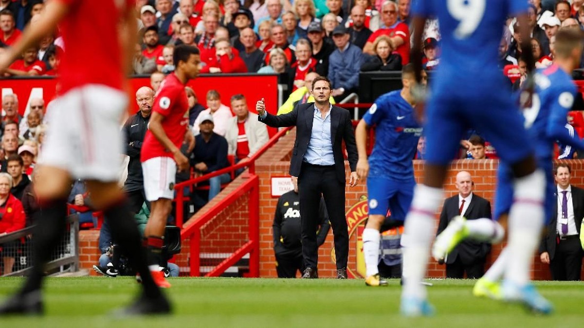 Frank Lampard saat memimpin Chelsea menghadapi MU di Old Trafford, Minggu (11/8). (Foto: Jason Cairnduff/REUTERS)