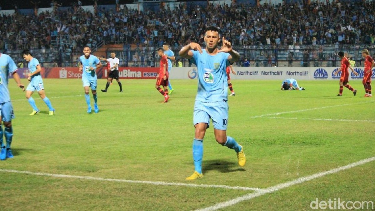 Alex Dos Santos Goncalves, striker Persela Lamongan berpotensi absen melawan PSS Sleman. (Eko Sudjarwo/detikSport)
