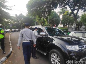 Polisi Belum Berlakukan Sanksi Tilang Bagi Pelanggar Ganjil Genap Polisi Belum Berlakukan Sanksi Tilang Bagi Pelanggar Ganjil Genap