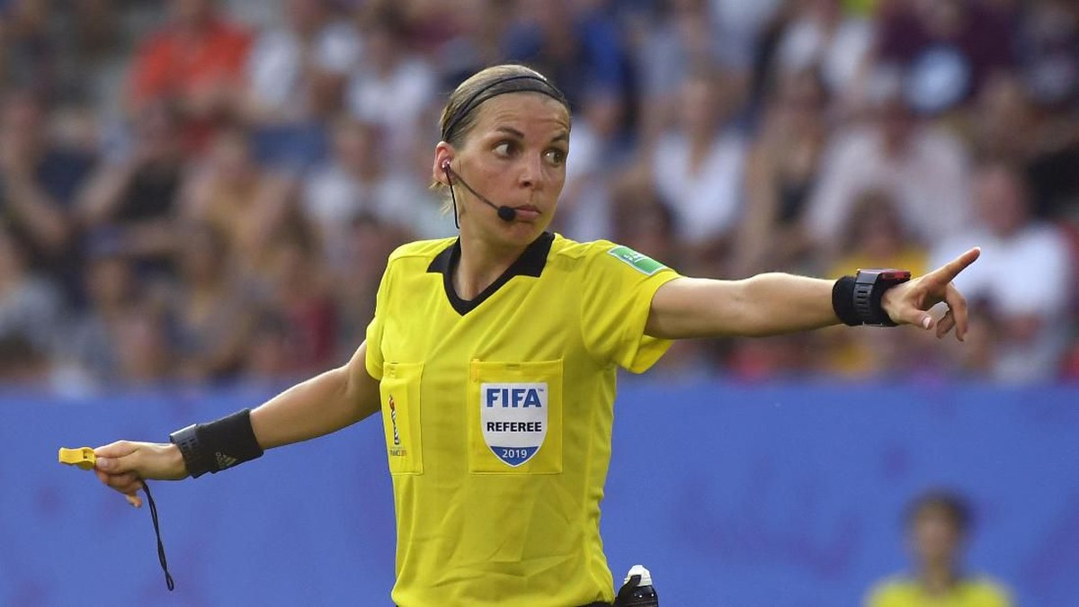 Stephanie Frappart  akan memimpin Piala Super Eropa antara Liverpool vs Chelsea (Damien MEYER / AFP)