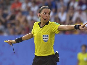 Stephanie Frappart dan Deretan Wasit Perempuan di Sepakbola Pria