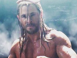 Ops, Ada Adegan Telanjang Chris Hemsworth di Thor: Love and Thunder