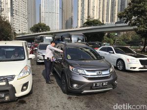 Uji Coba Ganjil Genap, Kendaraan Keluar Exit Tol Tomang Disasar Dishub Uji Coba Ganjil Genap, Kendaraan Keluar Exit Tol Tomang Disasar Dishub
