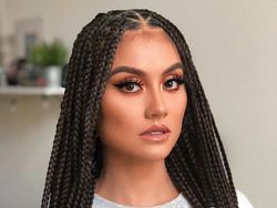6 Gaya Agnez Mo dengan Kulit Gelap & Rambut Cornrow yang Dinyinyirin Netizen