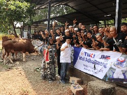 TIKI dan JNE Bagikan Daging Hewan Kurban untuk 5.000 Orang