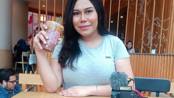 Ini Stasya Bwarlele, Transgender yang Hobi Makan dan Masak