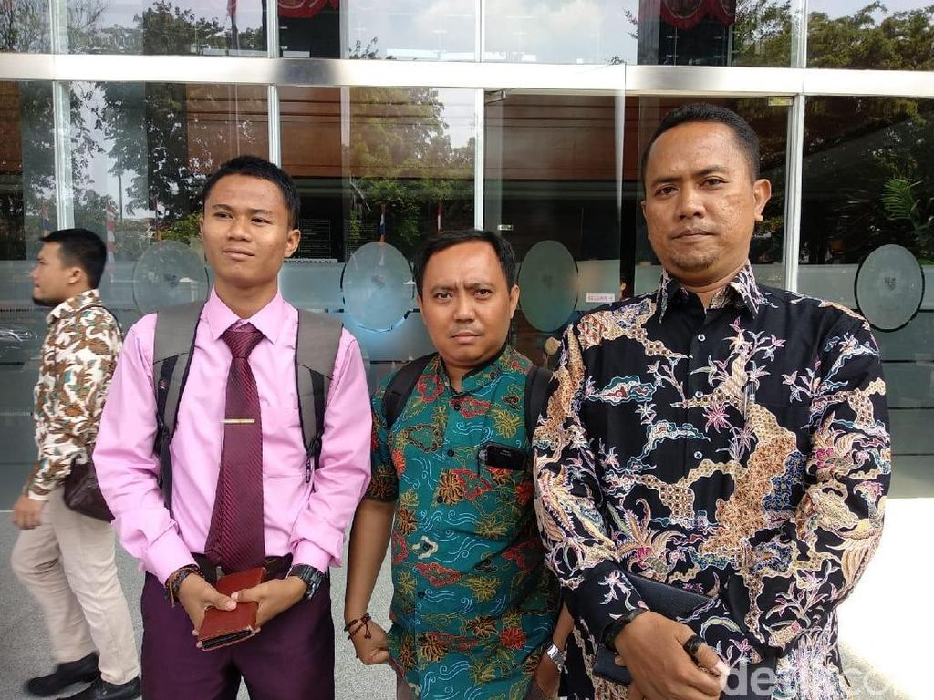 3 Remaja Terdakwa Kerusuhan 22 Mei Divonis Bebas 3 Remaja Terdakwa Kerusuhan 22 Mei Divonis Bebas