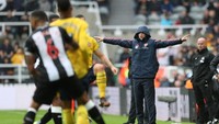 Unai Emery memberikan pengarahan kepada para pemain Arsenal. Reuters/Scott.