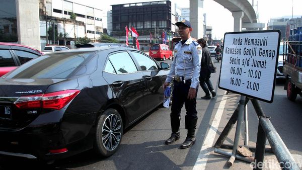 Suasana Sosialisasi Ganjil Genap di Perempatan Fatmawati