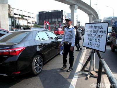 Suasana Sosialisasi Ganjil Genap di Perempatan Fatmawati