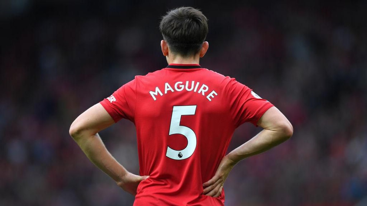 Fan Manchester United khawatir Harry Maguire tertular penampilan buruk Phil Jones dan Ashley Young (Michael Regan/Getty Images)