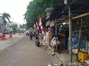 Masih Ada PKL yang Jualan di Atas Trotoar Jl Dewi Sartika Bogor Masih Ada PKL yang Jualan di Atas Trotoar Jl Dewi Sartika Bogor