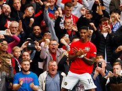 Marcus Rashford merayakan gol di hadapan pendukungnya. Dalam pertandingan ini, Rashford dua kali membobol gawang Chelsea. Kedua gol itu dicetak di menit ke-17 dan 67. Reuters/Jason Cairnduff