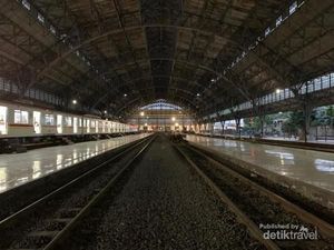 Stasiun Tanjung Priuk yang Terjaga Keasliannya