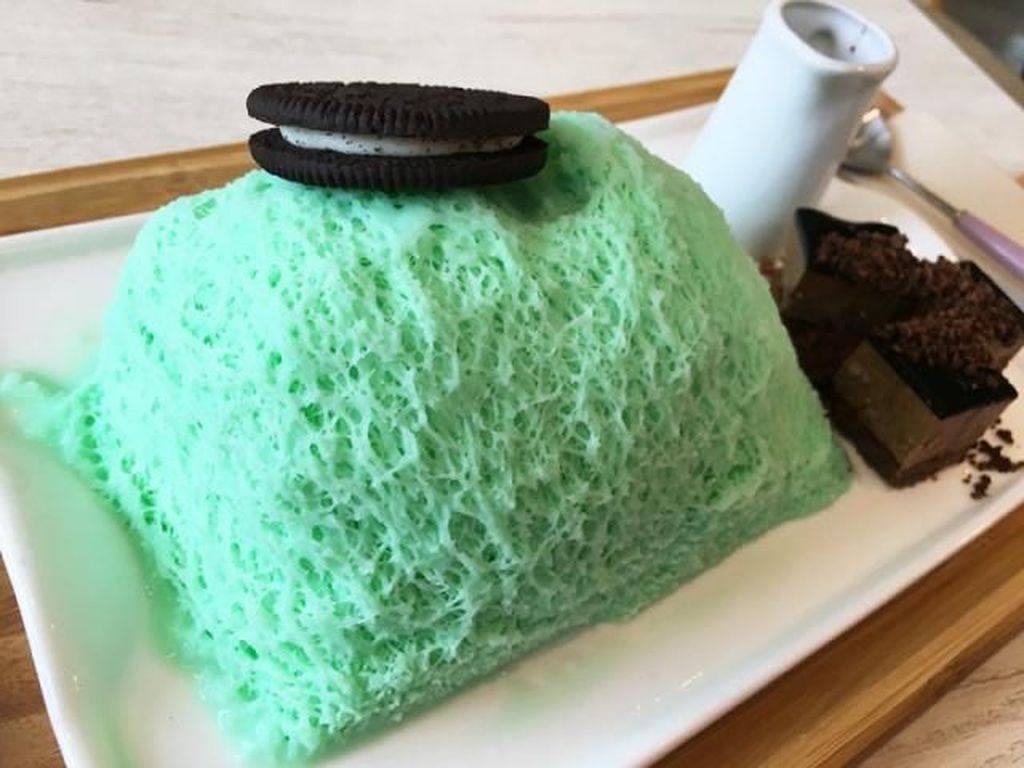 Seger Banget! Es Serut Rasa Mint dengan Siraman Saus Cokelat Seger Banget! Es Serut Rasa Mint dengan Siraman Saus Cokelat