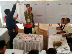 KPU Trenggalek Hitung Ulang Suara Pileg 2019 di Empat TPS