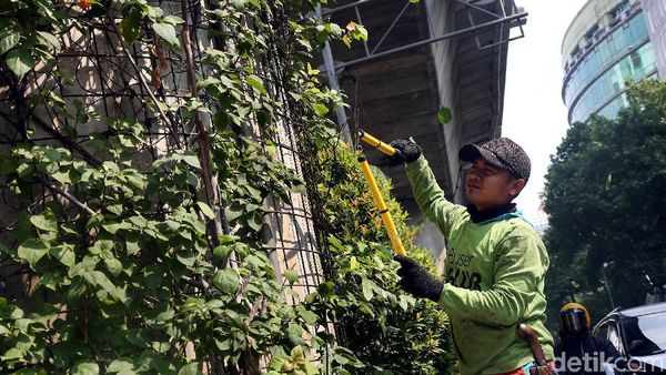 Jelang HUT RI, Taman Kolong JLNT Antasari Dipercantik