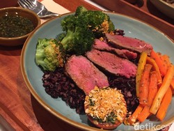 Makan Sehat Nasi Hitam dengan Charred Steak Lezat