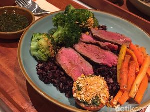 Makan Sehat Nasi Hitam dengan Charred Steak Lezat Makan Sehat Nasi Hitam dengan Charred Steak Lezat