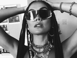 Gaya Seksi Agnez Mo Pakai Bra Louis Vuitton di Situs Majalah Billboard