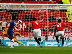 Rashford sukses mengeksekusi penalti menjadi gol. Reuters/Jason Cairnduff.