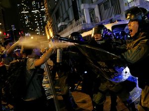 Lagi, Bentrokan Terjadi Antara Massa Aksi dan Polisi di Hong Kong Lagi, Bentrokan Terjadi Antara Massa Aksi dan Polisi di Hong Kong