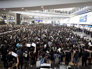 Tertahan di Bandara Hong Kong, 47 Orang Tim Renang DKI Dibawa ke KJRI