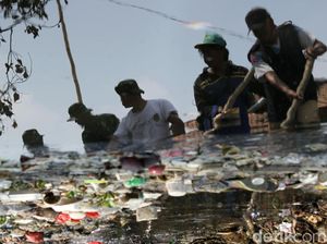 Petugas Berjibaku Membersihkan Sampah di Kali Busa