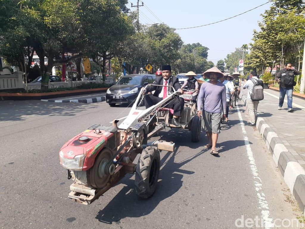Tampil Beda! Anggota Dewan di Sleman Bawa Traktor Saat Pelantikan Tampil Beda! Anggota Dewan di Sleman Bawa Traktor Saat Pelantikan