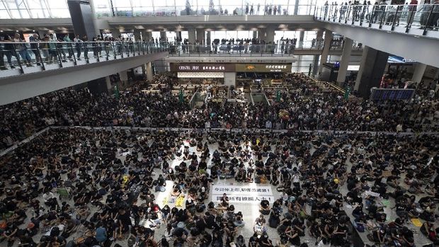 Demonstran Hong Kong Banjiri Bandara /