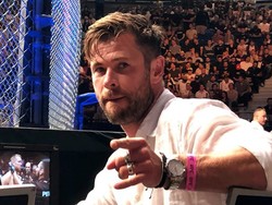 Momen Canggung Chris Hemsworth saat Bertemu Brad Pitt