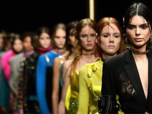 Rancangan Kaosnya Picu Kemarahan China, Versace Minta Maaf