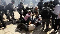 Detik-detik Bentrokan Polisi Israel vs Muslim Palestina Saat Idul Adha