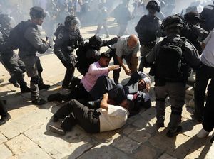 Detik-detik Bentrokan Polisi Israel vs Muslim Palestina Saat Idul Adha Detik-detik Bentrokan Polisi Israel vs Muslim Palestina Saat Idul Adha