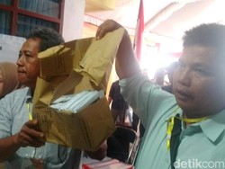 Segel dan Amplop Rusak, Penghitungan Suara Ulang di Trenggalek Diprotes