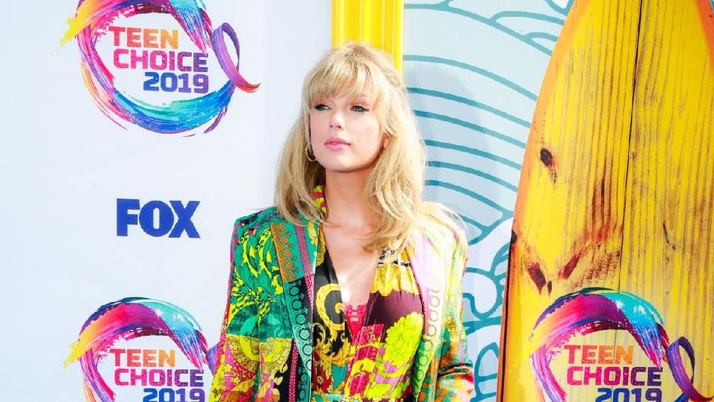 Berbalut Versace, Taylor Swift Pamer Kaki Jenjang di Teen Choice Awards Berbalut Versace, Taylor Swift Pamer Kaki Jenjang di Teen Choice Awards