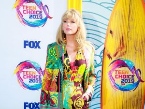 Berbalut Versace, Taylor Swift Pamer Kaki Jenjang di Teen Choice Awards