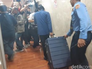 Geledah Ruang Nyoman Dhamantra di DPR, KPK Bawa 2 Koper
