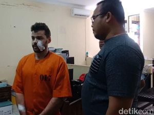 Bule Hajar Acak Pengendara Gegara Puluhan Botol Vodka Bule Hajar Acak Pengendara Gegara Puluhan Botol Vodka