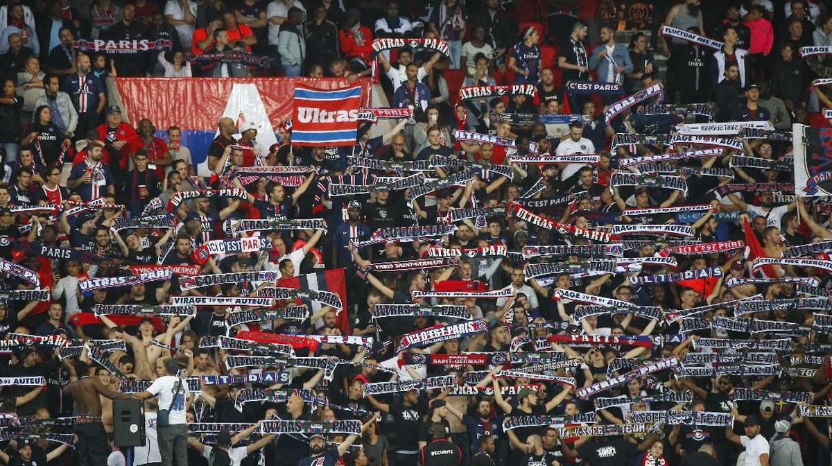Suporter PSG di Parc des Princes, Senin (12/8/2019) dini hari WIB. (Foto: Francois Mori/AP Photo)