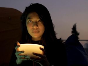 Earphone dan Lampu Ini Bikin Traveling Kamu Jadi Praktis