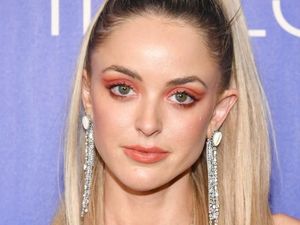 Gaya Feminin Kaitlynn Carter, Model yang Kepergok Mesra dengan Miley Cyrus