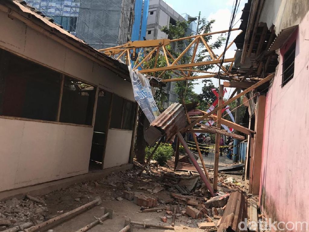 Crane Proyek Unej Patah Timpa 3 Rumah di Jember, Satu Warga Luka Crane Proyek Unej Patah Timpa 3 Rumah di Jember, Satu Warga Luka