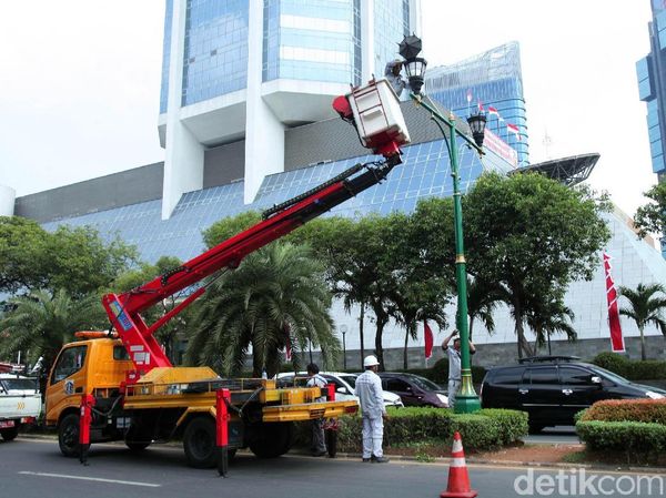 Perawatan LPJU di Kawasan Jalan Diponegoro Jakpus