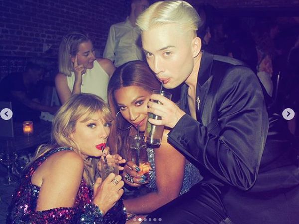 Usai Berpesta, Taylor Swift Hadiri Teen Choice Awards