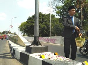 Tabur Bunga di Overpass Manahan, Kasus Tabrak Lari Diharapkan Tuntas Tabur Bunga di Overpass Manahan, Kasus Tabrak Lari Diharapkan Tuntas